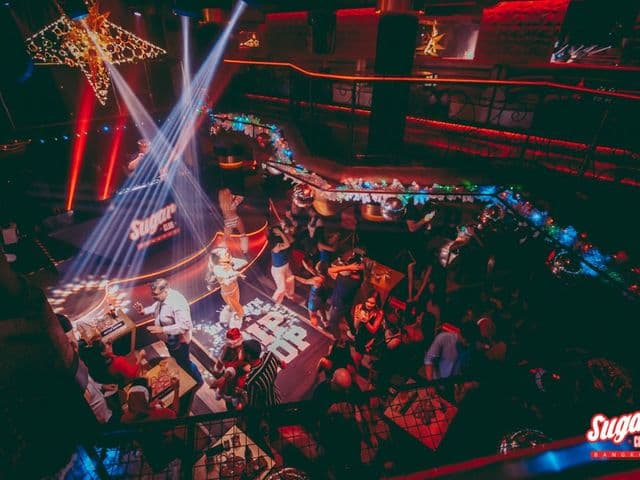 Sugar Club Bangkokの上階から見下ろす、スポットライトと装飾ライトに照らされた賑やかなダンスフロア