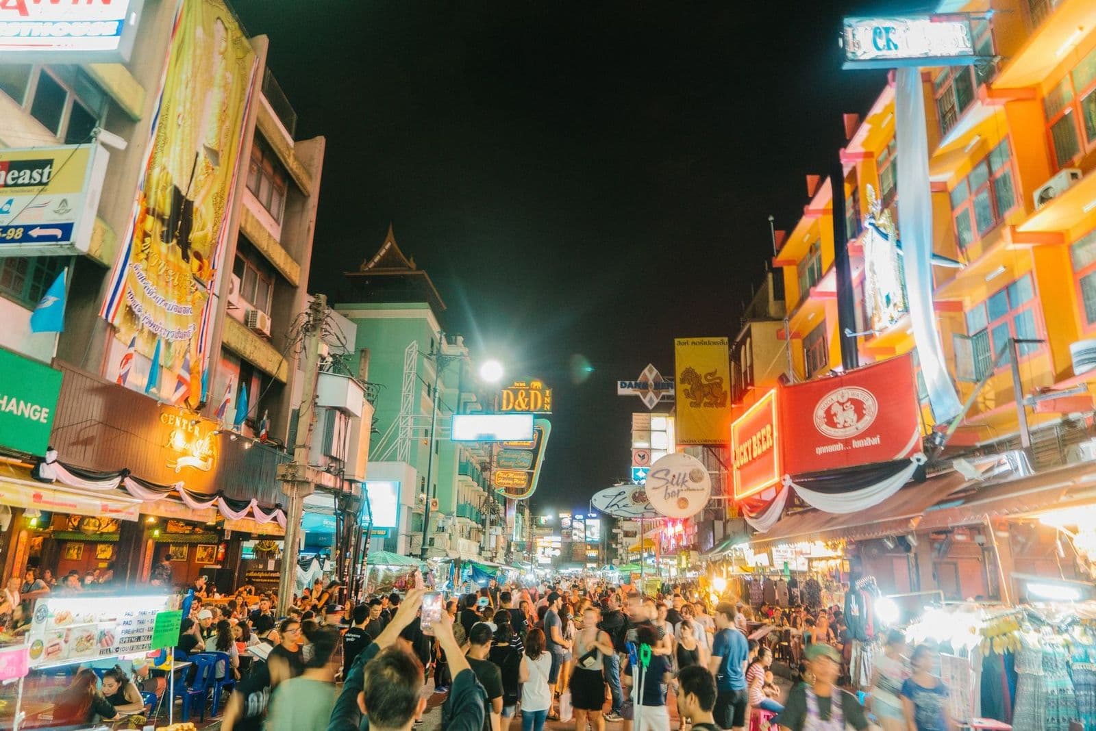 ネオン看板や屋台、カラフルな建物が並ぶ夜のKhao San Road Night Marketを埋め尽くす人々